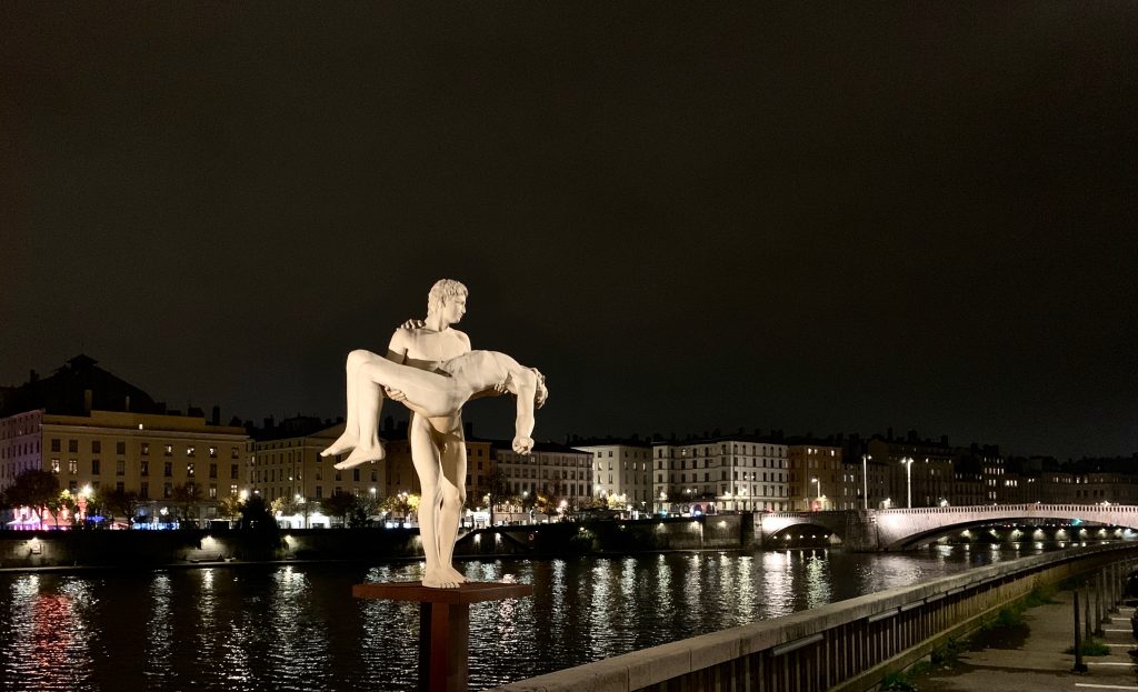 escultura junto a río en Lyon